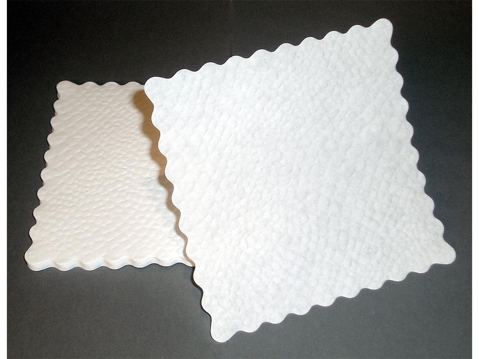 Tovaglioli sottopiatto coccodrillo 30 gm2 15 x 15 cm bianchi, con bordo seghettato