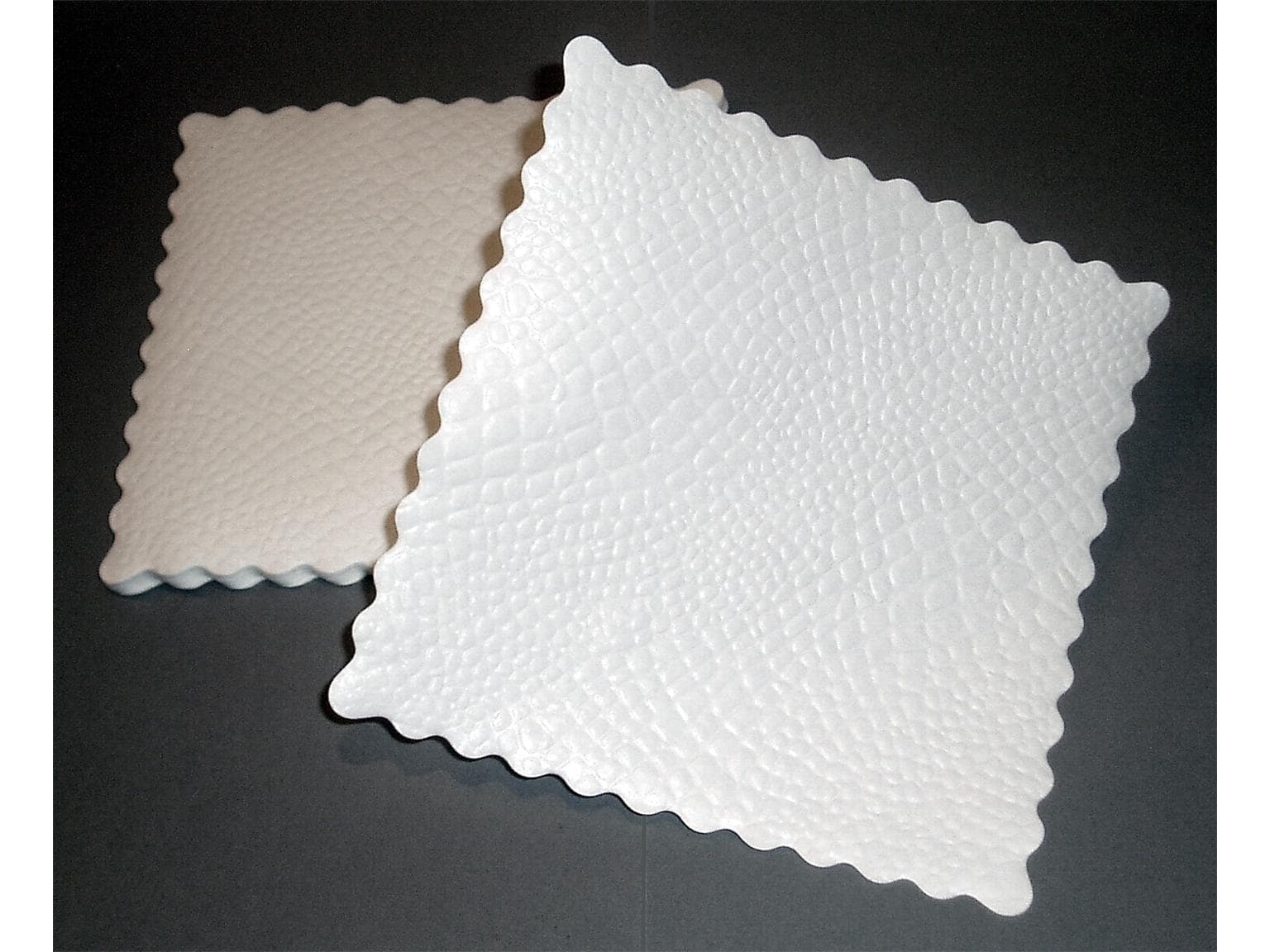 Tovaglioli sottopiatto coccodrillo 30 gm2 17 x 17 cm bianchi, con bordo seghettato