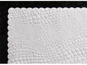Tovaglietta coccodrillo 50 gm2, 28 x 38 cm bianco, bordo seghettato