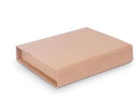 Busta postale 325x250x80 mm marrone, con chiusura adesiva.