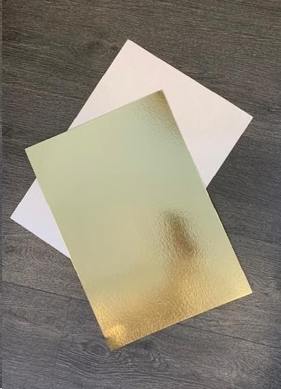 Cartoncino dorato, 340 x 245 mm, circa 4 mm di spessore, placcato in oro su un lato (PET)