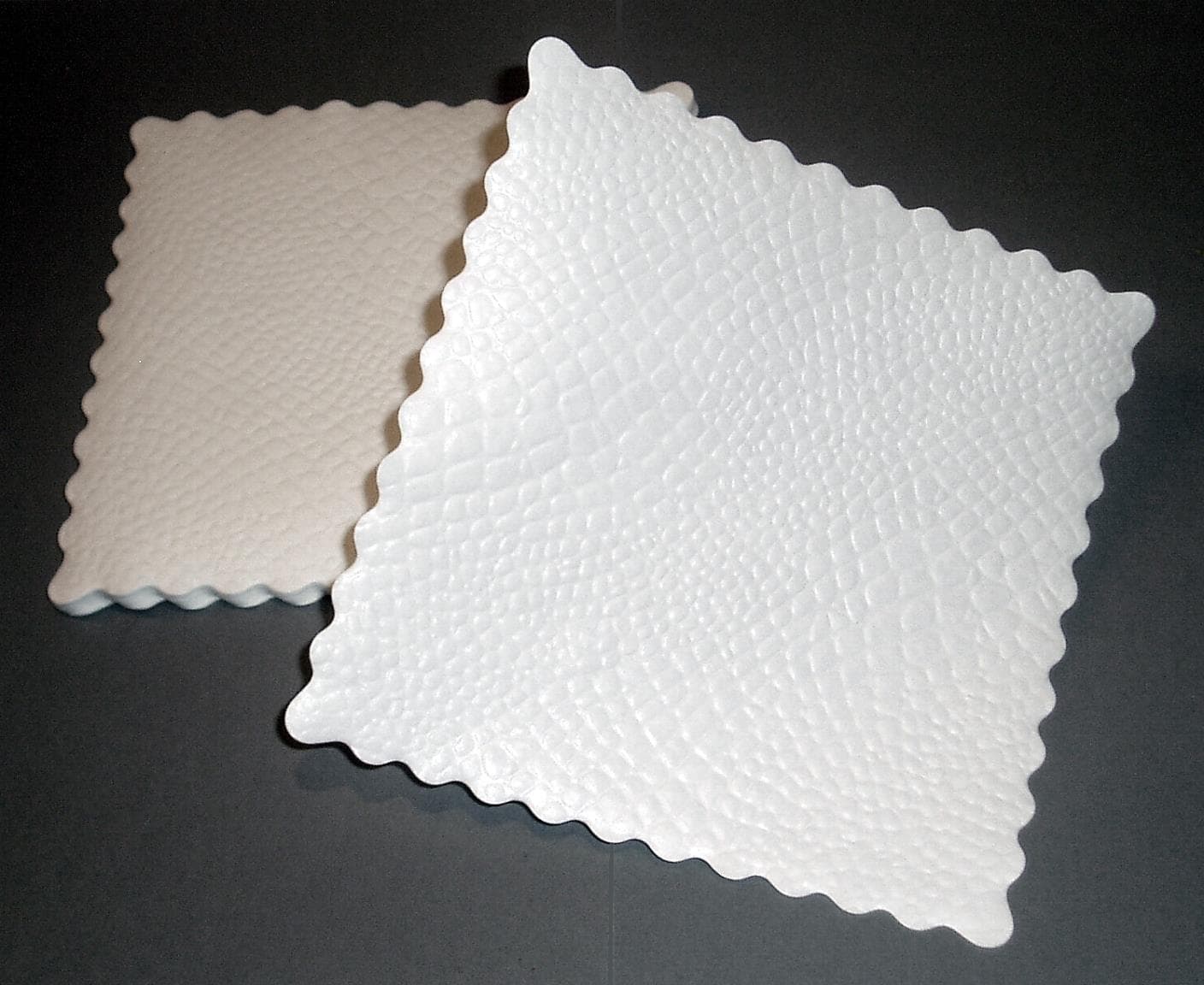 Plattenpapiere Kroko 40 gm2, 16 x 16 cm quadratisch, weiss, mit gewelltem Rand